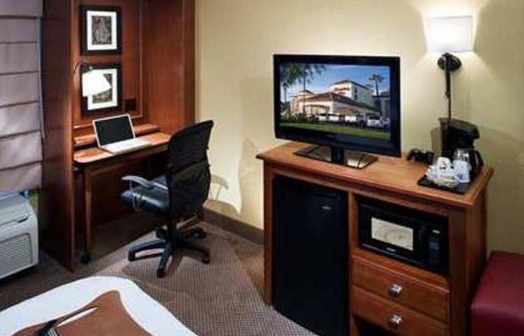 Hampton Inn Los Angeles Санта-Кларита Экстерьер фото